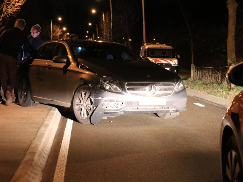 Auto belandt in sloot na aanrijding