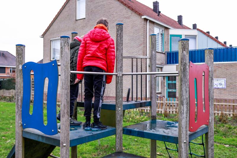 Jongens proberen glijbaan met vuurwerk in de fik te steken