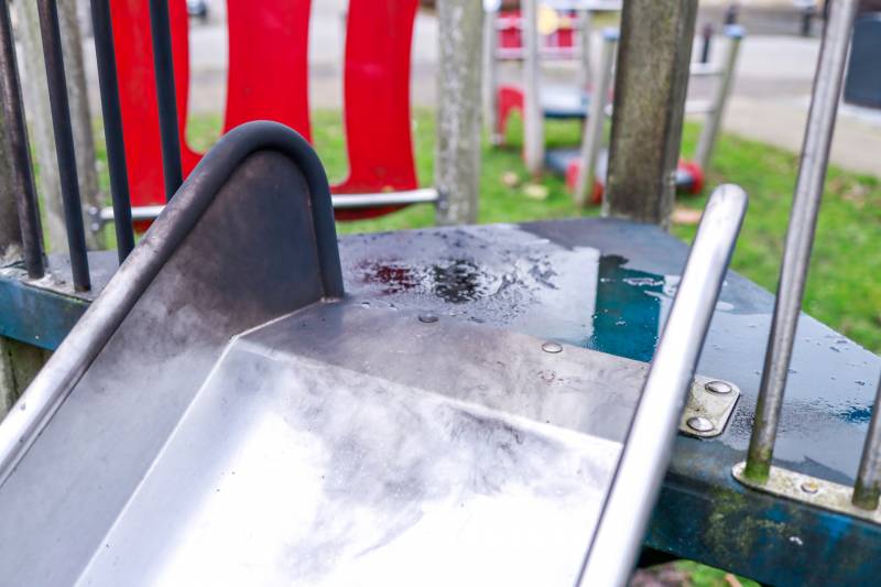 Jongens proberen glijbaan met vuurwerk in de fik te steken