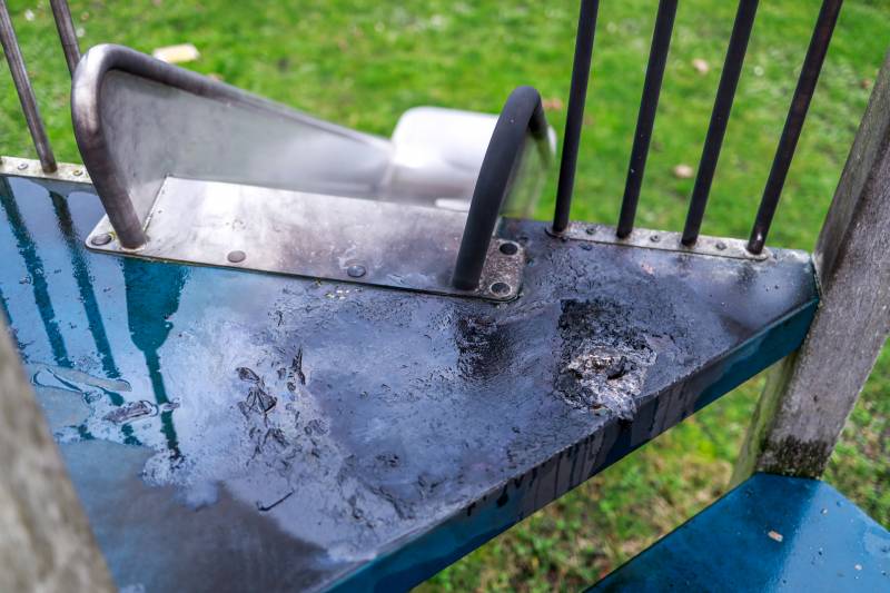 Jongens proberen glijbaan met vuurwerk in de fik te steken