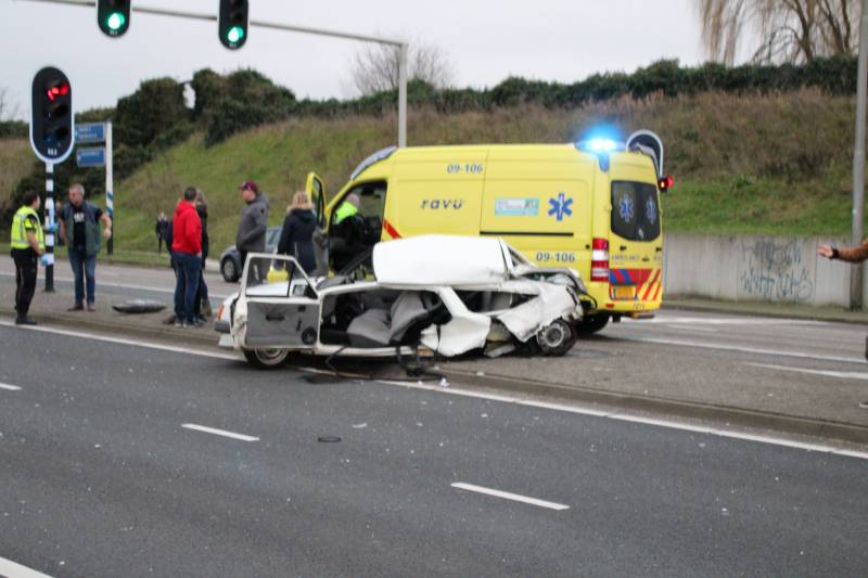 Man zwaargewond na aanrijding