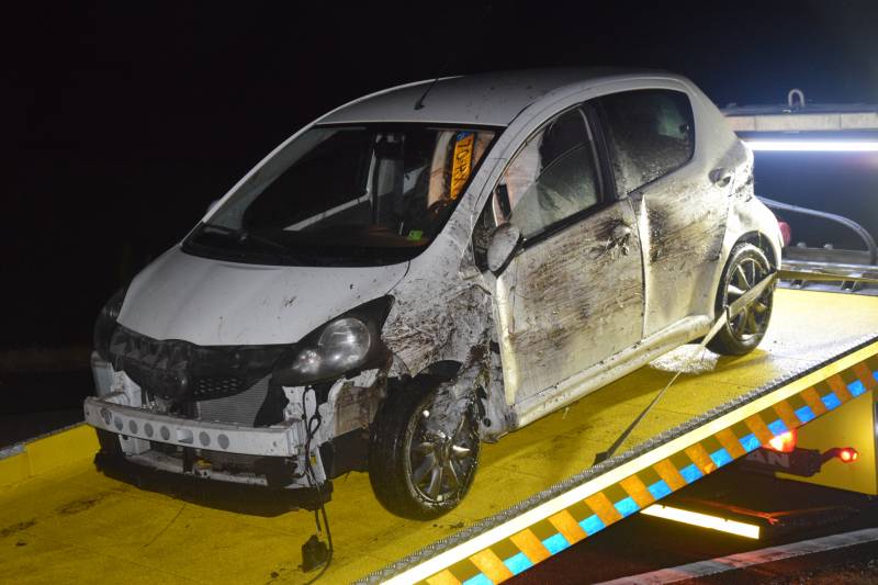 Auto belandt in sloot, automobilist gewond