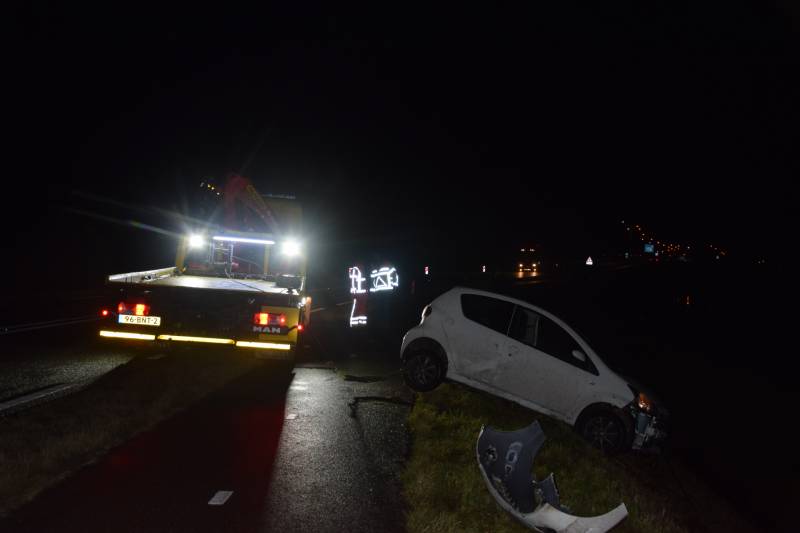 Auto belandt in sloot, automobilist gewond