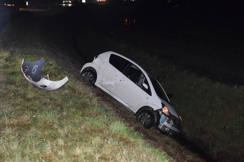 Auto belandt in sloot, automobilist gewond