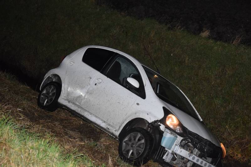 Auto belandt in sloot, automobilist gewond