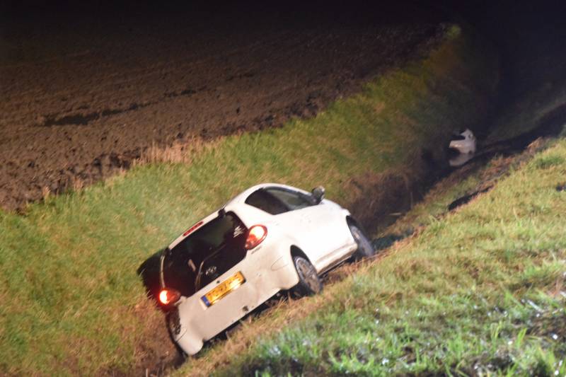 Auto belandt in sloot, automobilist gewond
