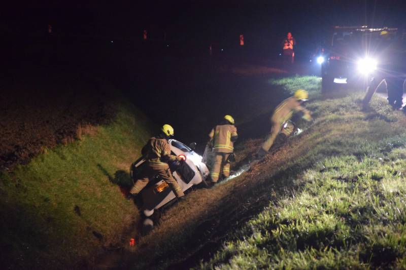 Auto belandt in sloot, automobilist gewond