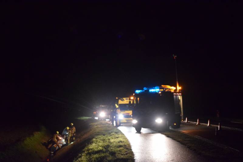 Auto belandt in sloot, automobilist gewond