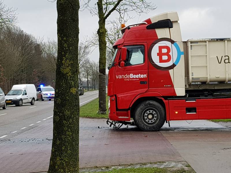 Vrachtwagenchauffeur ziet wielrenner over het hoofd