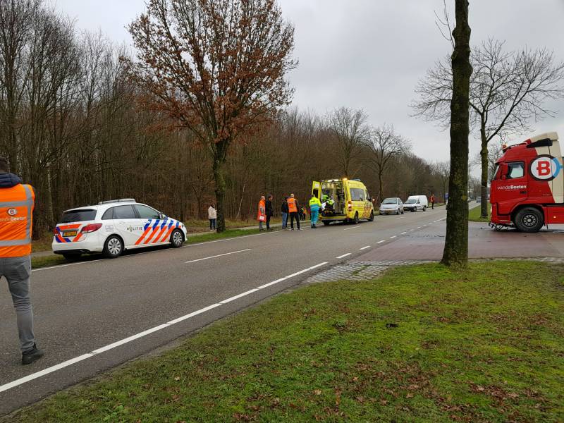 Vrachtwagenchauffeur ziet wielrenner over het hoofd