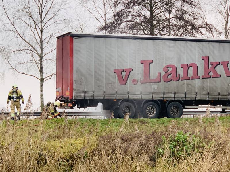 Vrachtwagen met vastgelopen remmen vliegt in brand