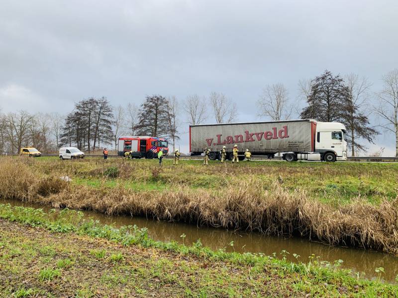 Vrachtwagen met vastgelopen remmen vliegt in brand
