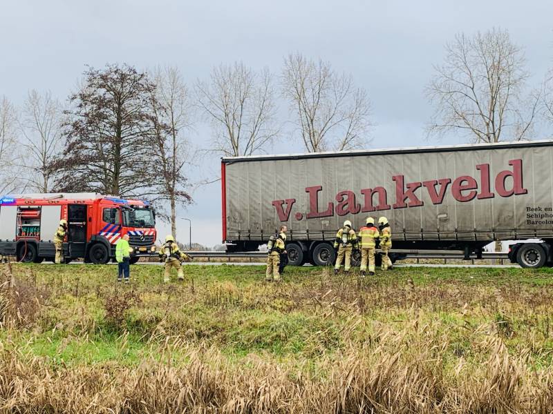 Vrachtwagen met vastgelopen remmen vliegt in brand