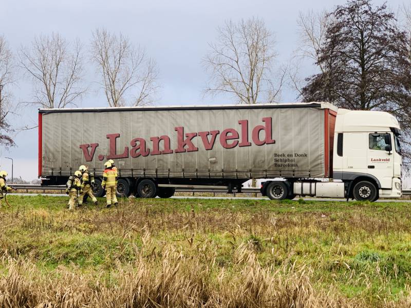 Vrachtwagen met vastgelopen remmen vliegt in brand