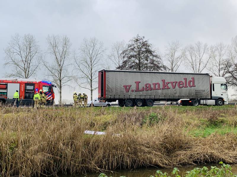 Vrachtwagen met vastgelopen remmen vliegt in brand