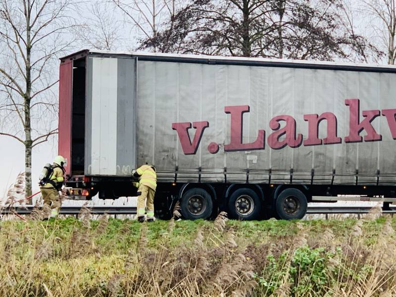 Vrachtwagen met vastgelopen remmen vliegt in brand