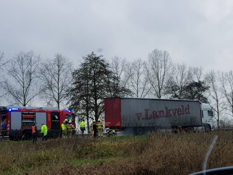 Vrachtwagen met vastgelopen remmen vliegt in brand