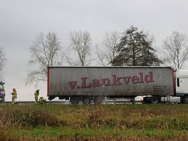 Vrachtwagen met vastgelopen remmen vliegt in brand