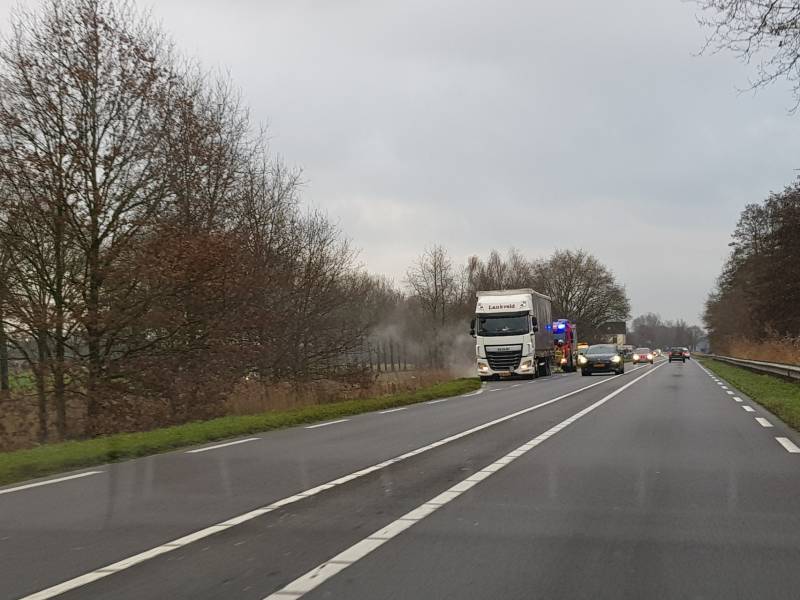 Vrachtwagen met vastgelopen remmen vliegt in brand