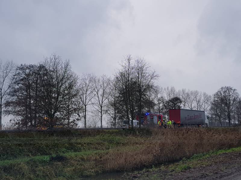 Vrachtwagen met vastgelopen remmen vliegt in brand