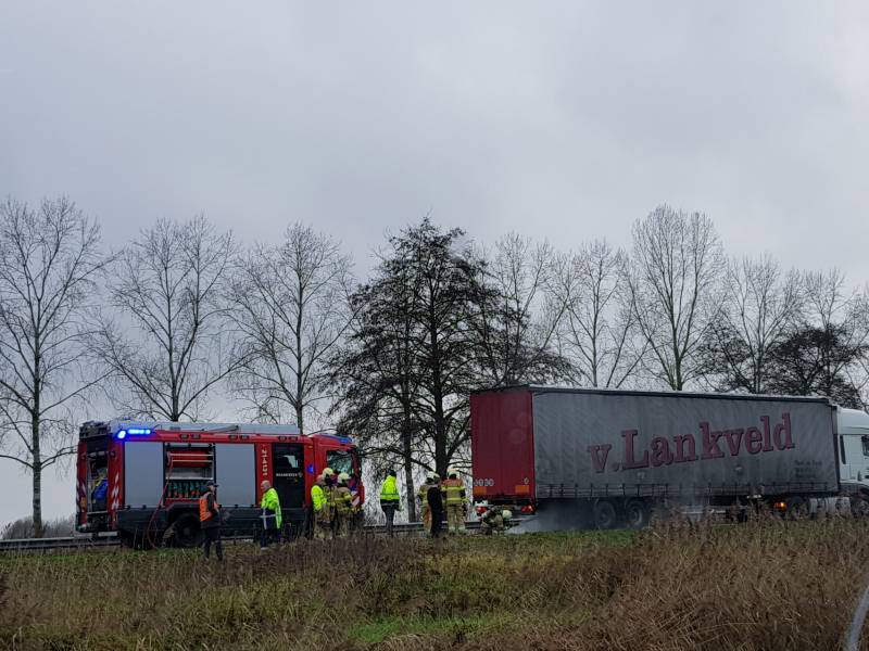 Vrachtwagen met vastgelopen remmen vliegt in brand
