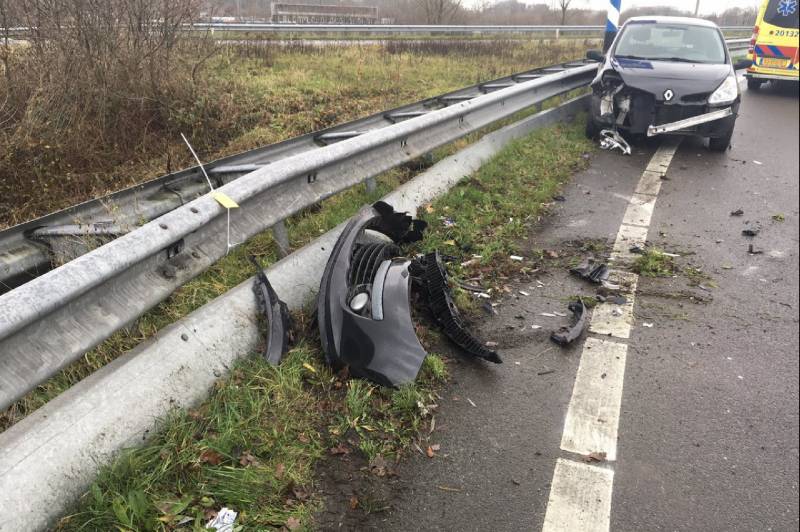 Automobilist gewond na botsing tegen vangrail
