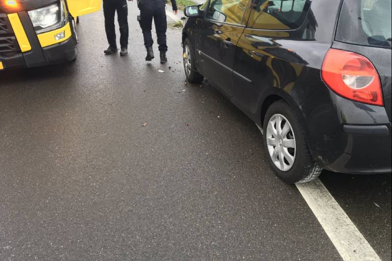 Automobilist gewond na botsing tegen vangrail