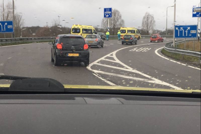 Automobilist gewond na botsing tegen vangrail