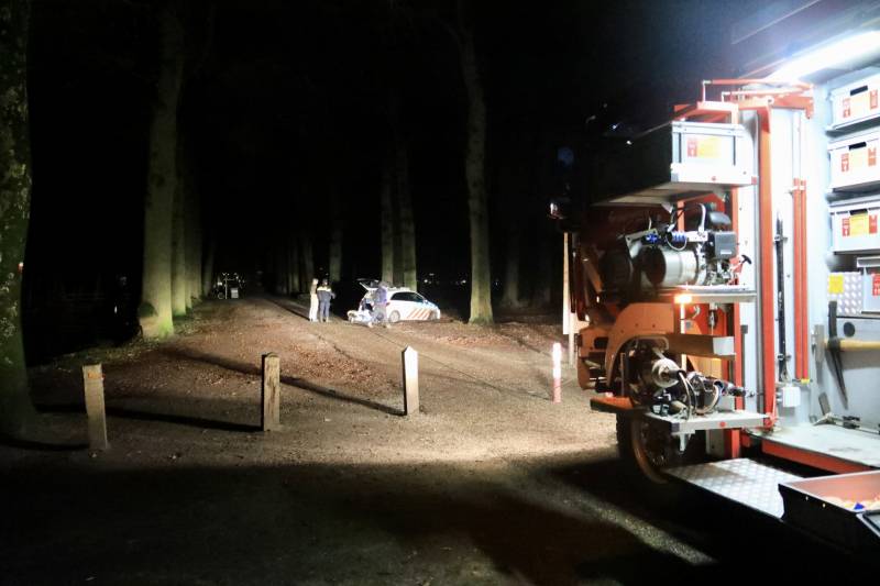 Politieauto rijdt zichzelf vast in bosgebied