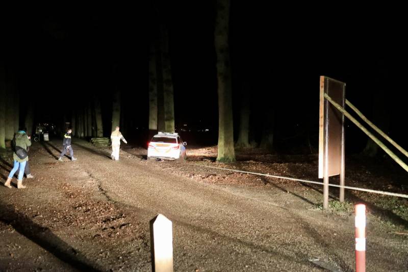 Politieauto rijdt zichzelf vast in bosgebied