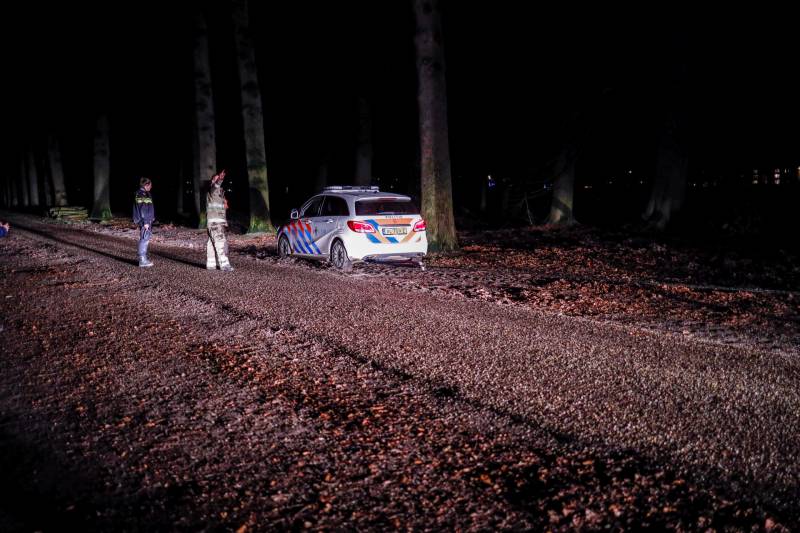 Politieauto rijdt zichzelf vast in bosgebied
