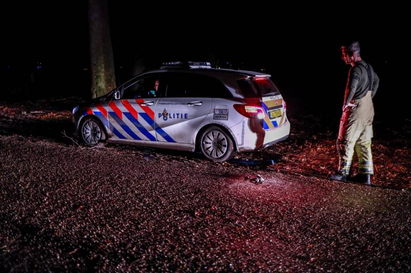 Politieauto rijdt zichzelf vast in bosgebied