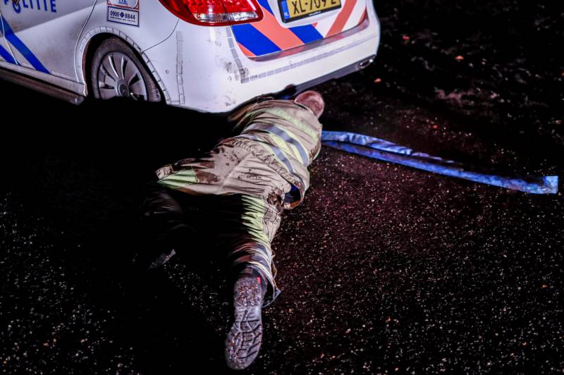 Politieauto rijdt zichzelf vast in bosgebied
