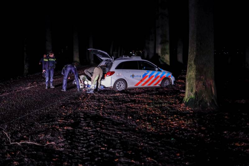 Politieauto rijdt zichzelf vast in bosgebied
