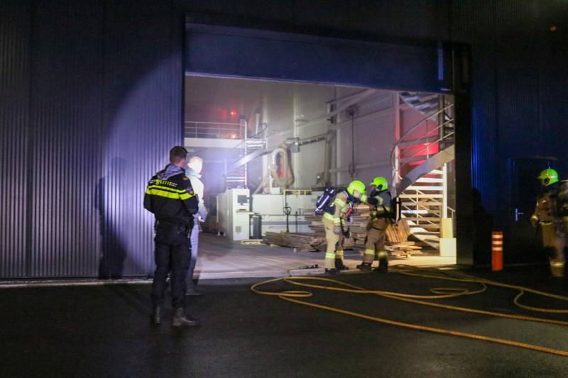 Brandweer heeft brand in houtzagerij snel onder controle