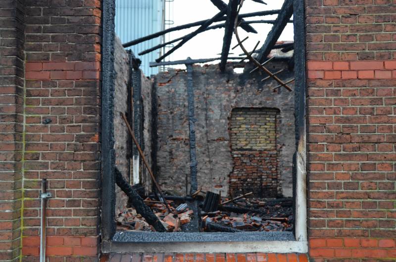 Leegstaande woonboerderij naast melkfabriek totaal verwoest