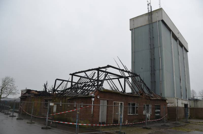 Leegstaande woonboerderij naast melkfabriek totaal verwoest