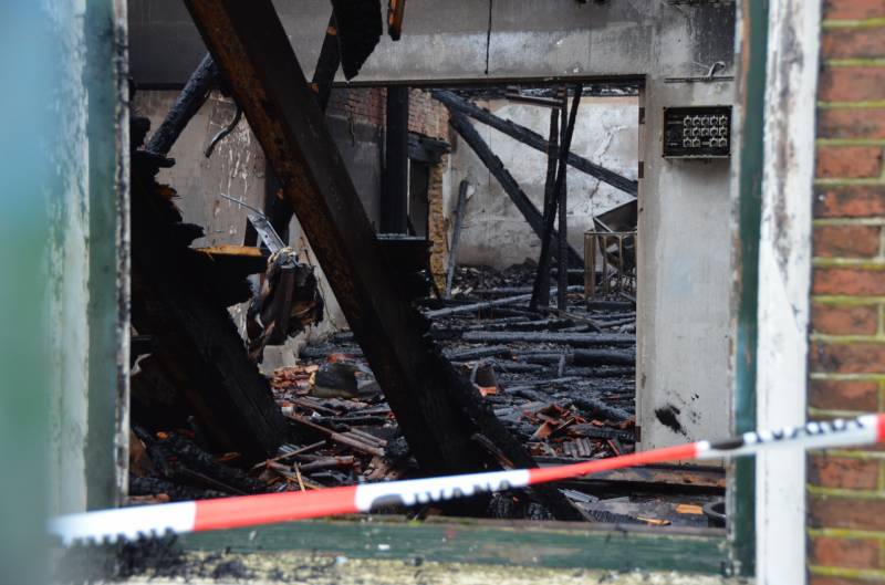 Leegstaande woonboerderij naast melkfabriek totaal verwoest