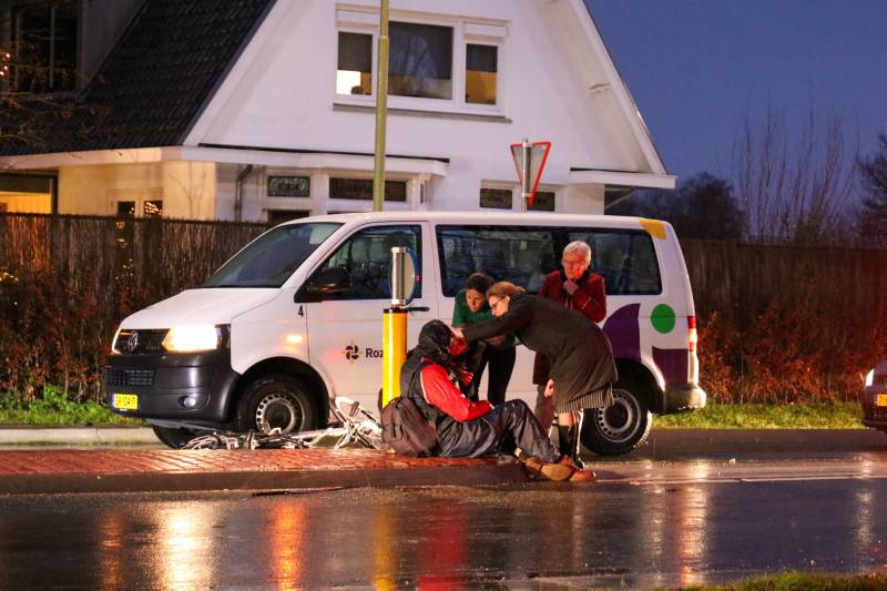 Overstekende fietser aangereden door auto