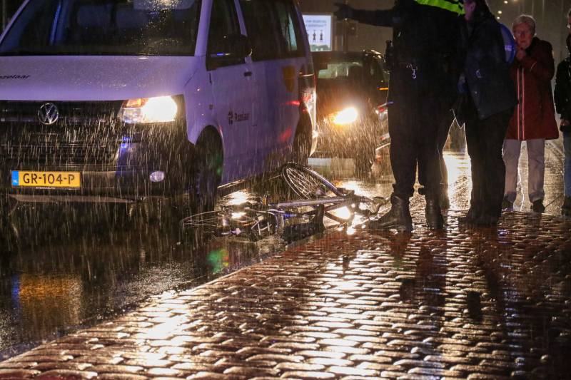 Overstekende fietser aangereden door auto
