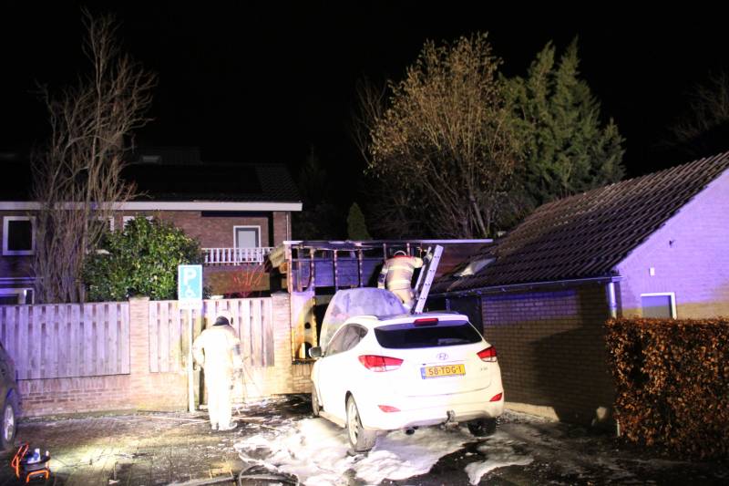 Autobrand slaat over na schuur