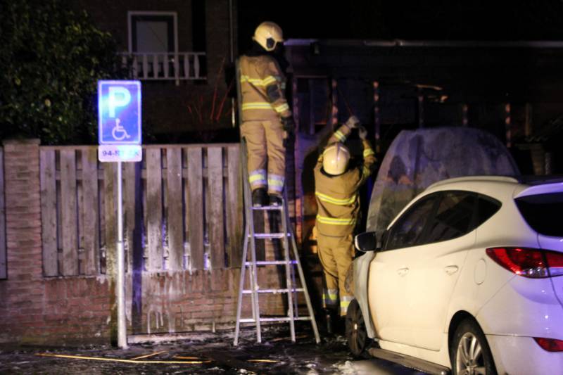 Autobrand slaat over na schuur