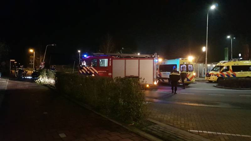 Auto op zijn kant na botsing met lantaarnpaal