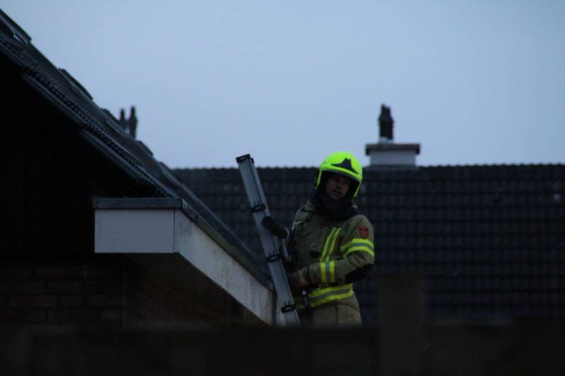 Brand in dak van woning snel geblust