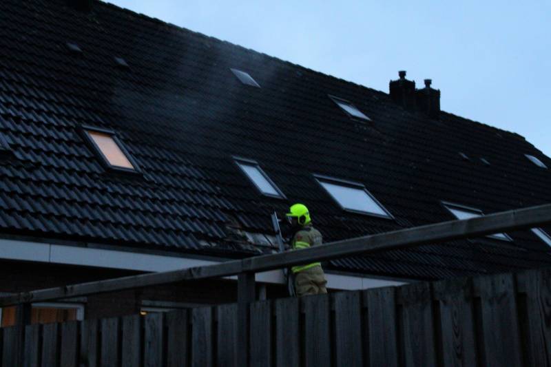 Brand in dak van woning snel geblust