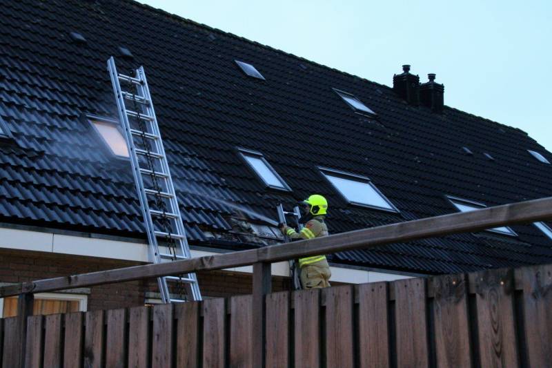 Brand in dak van woning snel geblust