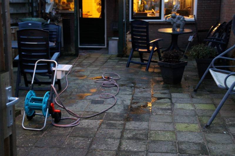 Brand in dak van woning snel geblust
