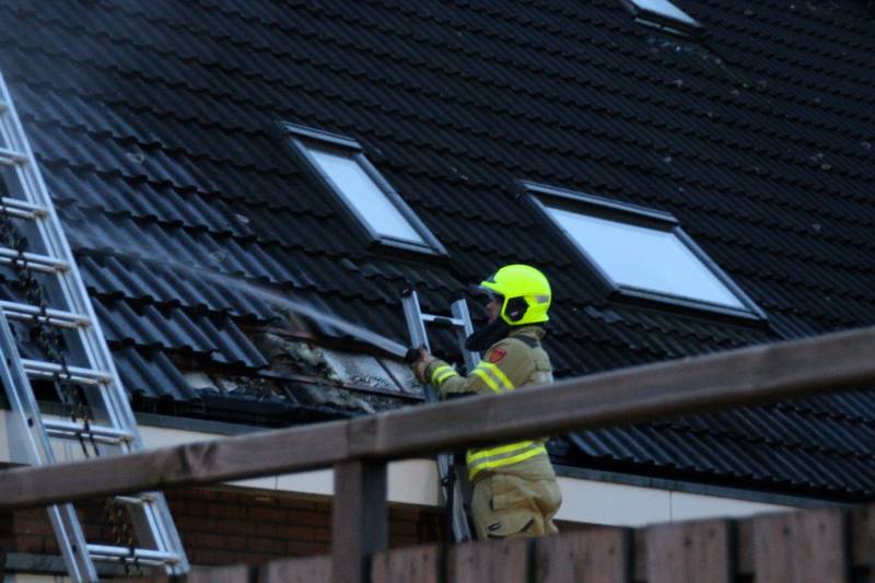 Brand in dak van woning snel geblust