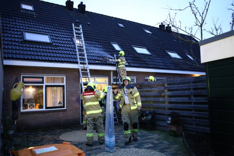 Brand in dak van woning snel geblust