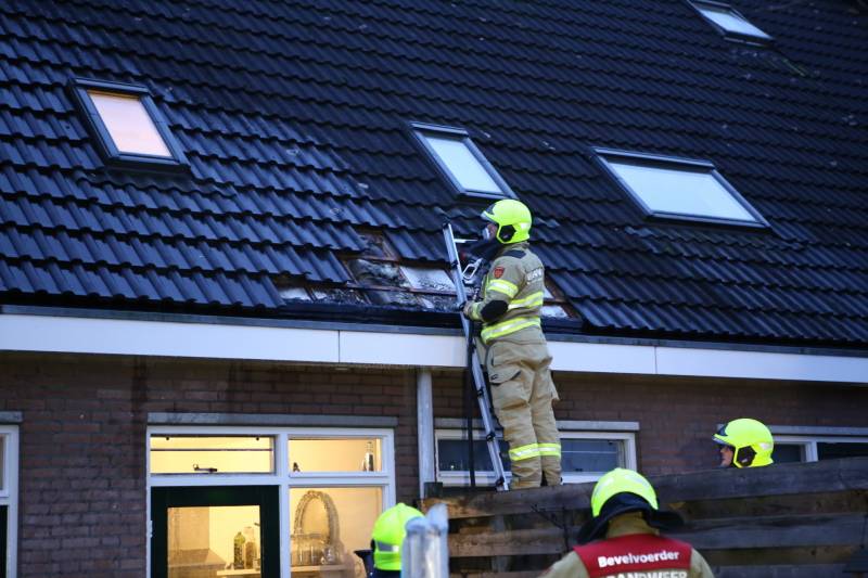 Brand in dak van woning snel geblust